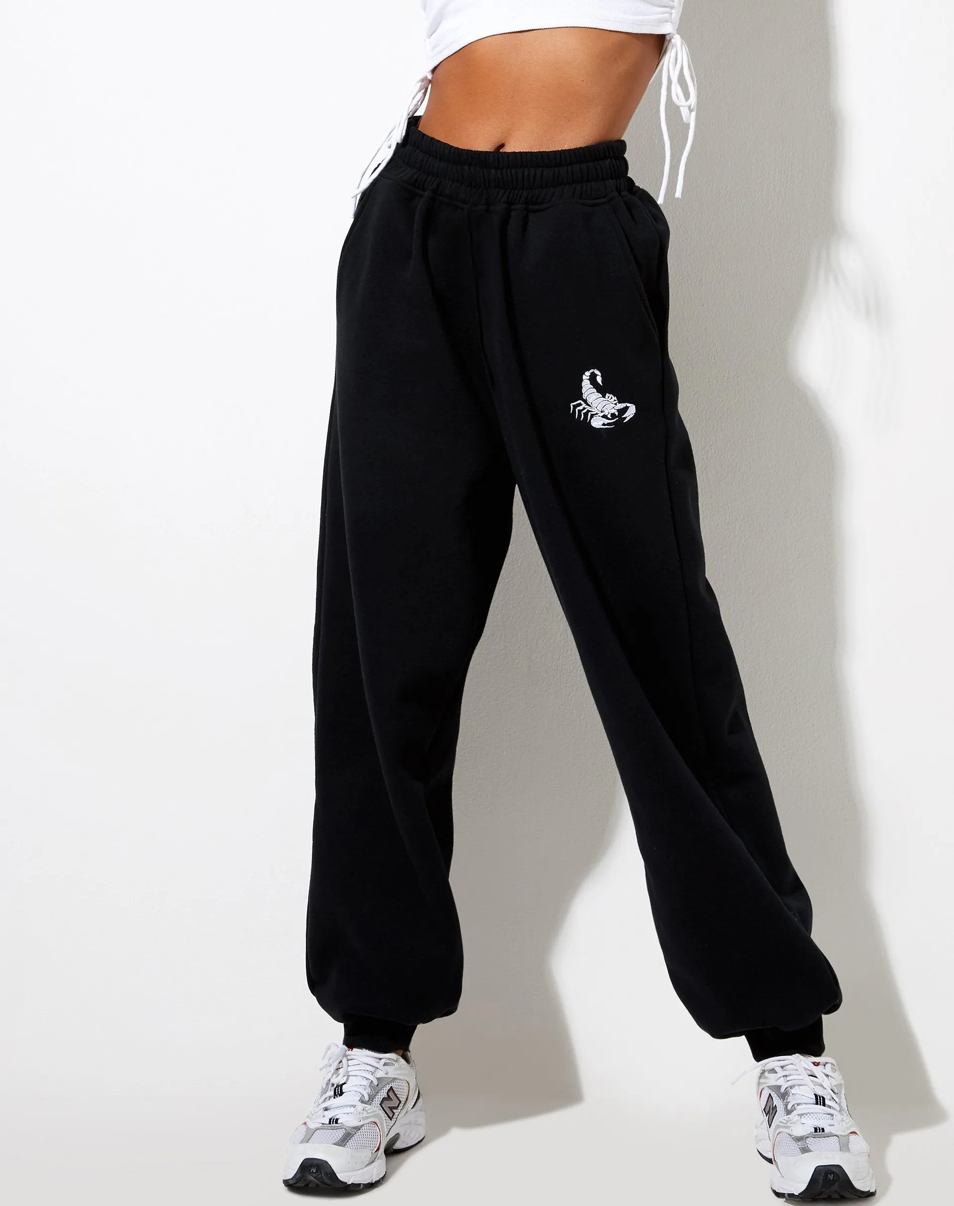 Roider Jogger in Black with Scorpion White Embro